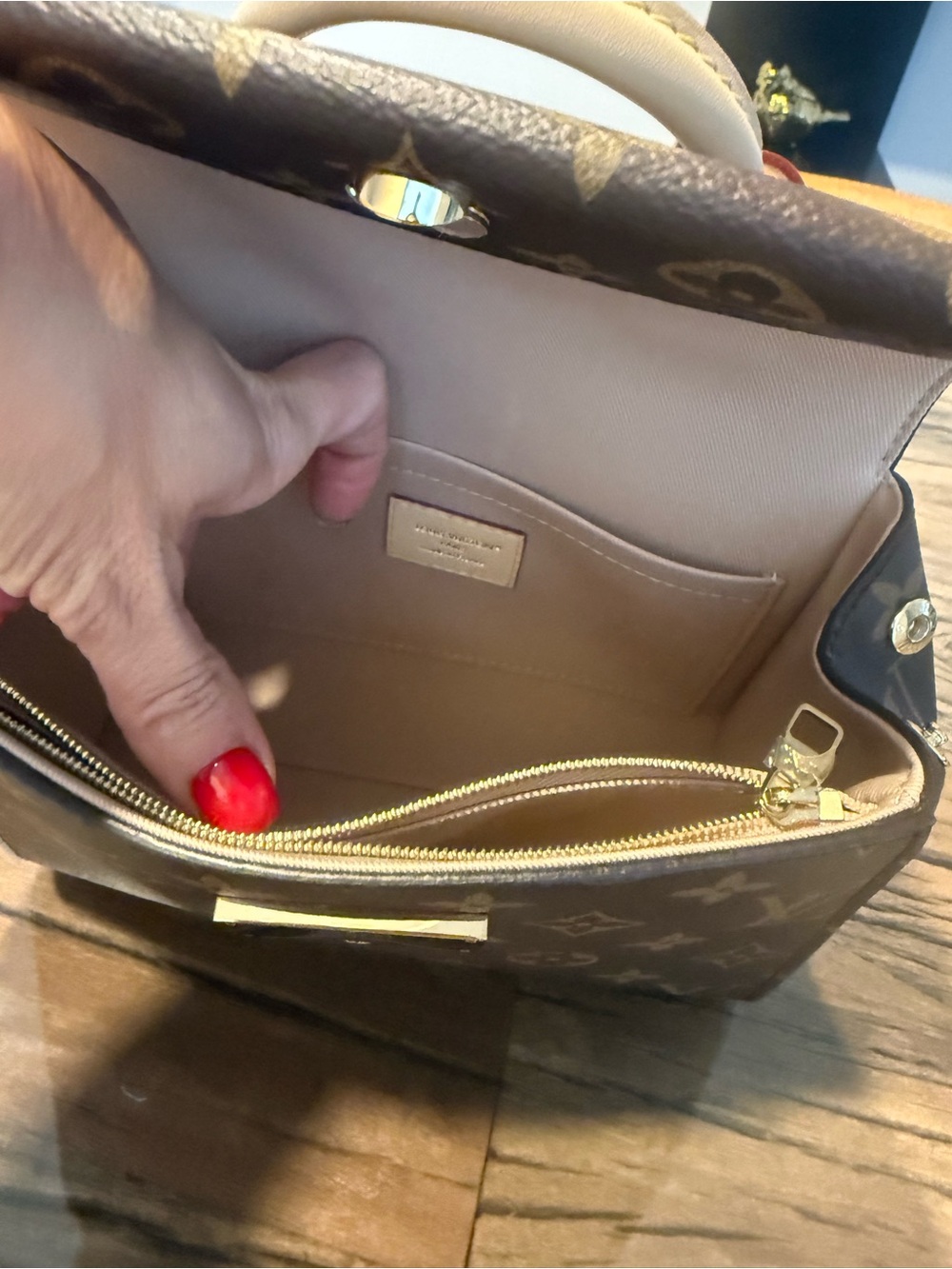 🔥 🔥 AUTHENTIC Worn once brand new Cluny Mini Louis Vuitton includes strap - Picture 6 of 10